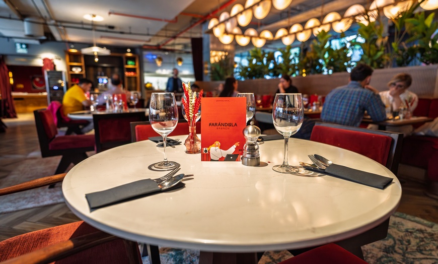 Image 25: Brunch ilimitado con bufé libre de comida y bebida para 2 o 4 personas