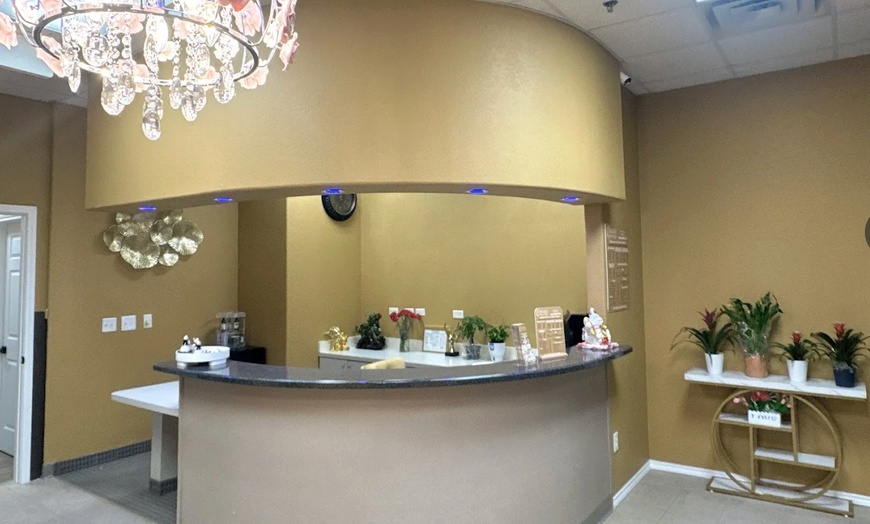 Image 4: Unwind with a 60, 90, or 120-Minute Couples Massage
