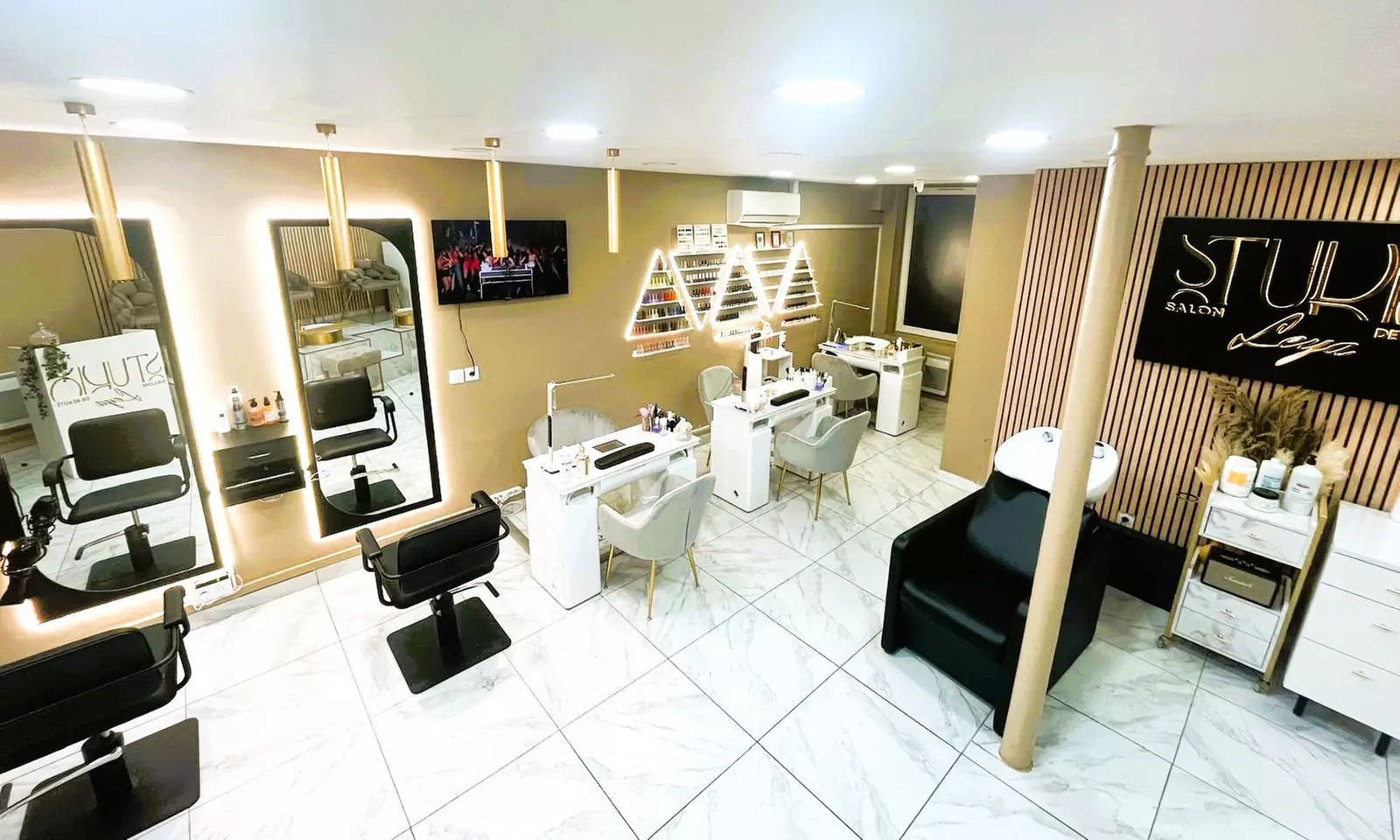 Beauté des mains et pieds avec vernis semi permanent soigné