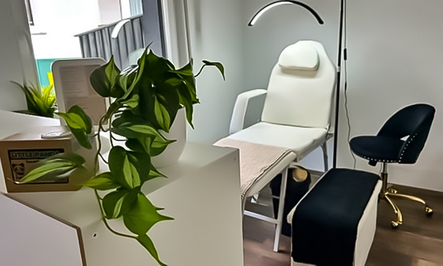 Image 5: Deluxe-Pediküre: Fußbad, Peeling, Nägel formen & Massage, opt. + Lack