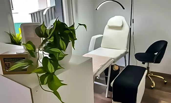 Deluxe-Pediküre: Fußbad, Peeling, Nägel formen & Massage, opt. + Lack