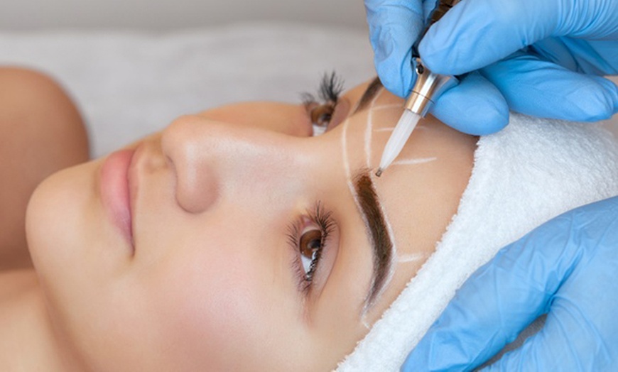 Image 1: Redonnez intensité à votre regard avec le microblading ou microshading