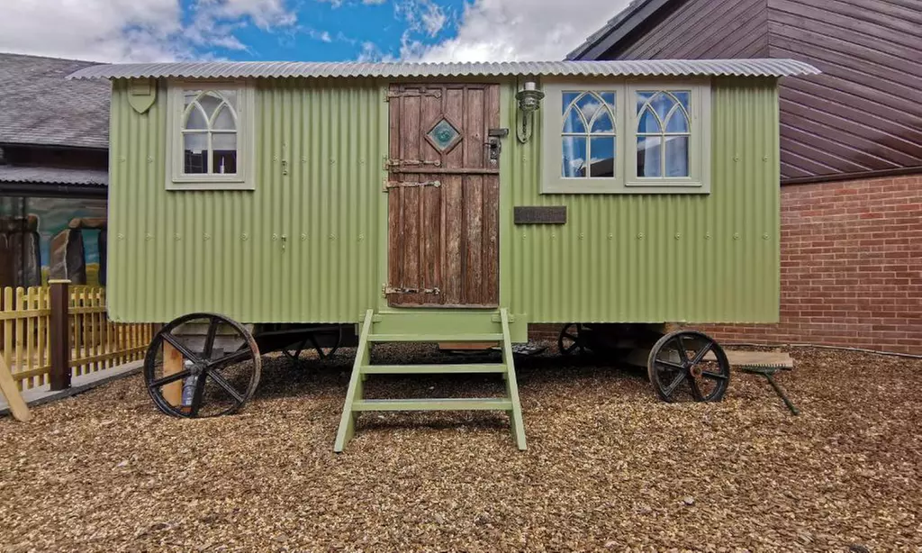 Wiltshire Shepherd Hut: 2 Nights with Late Checkout