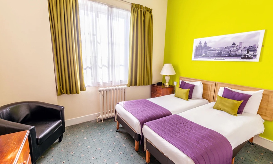 Image 3: Liverpool: 1 Night Stay for 2 with Breakfast, Afternoon Tea or Dinner