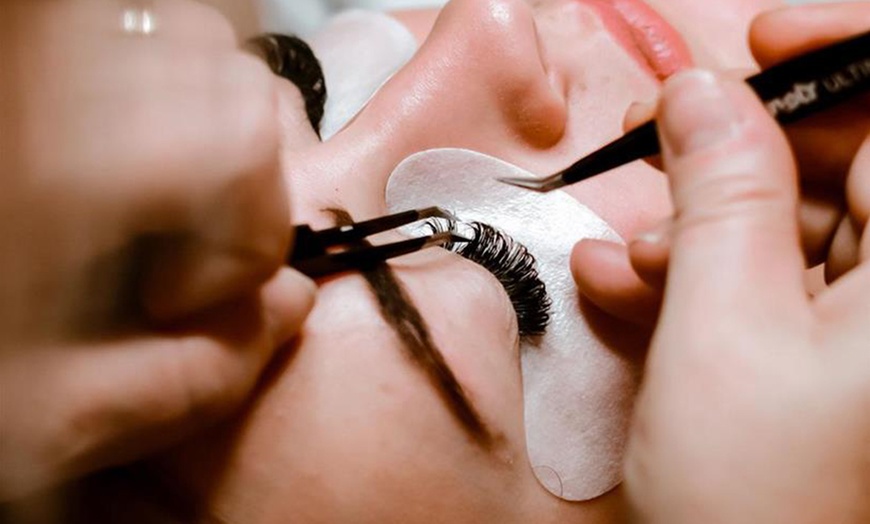 Image 4: Lifting y tinte de pestañas con opciones de cejas y laminado