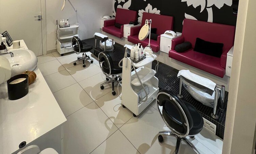 Image 2: Manicure i pedicure hybrydowy, przedłużanie żelem i więcej