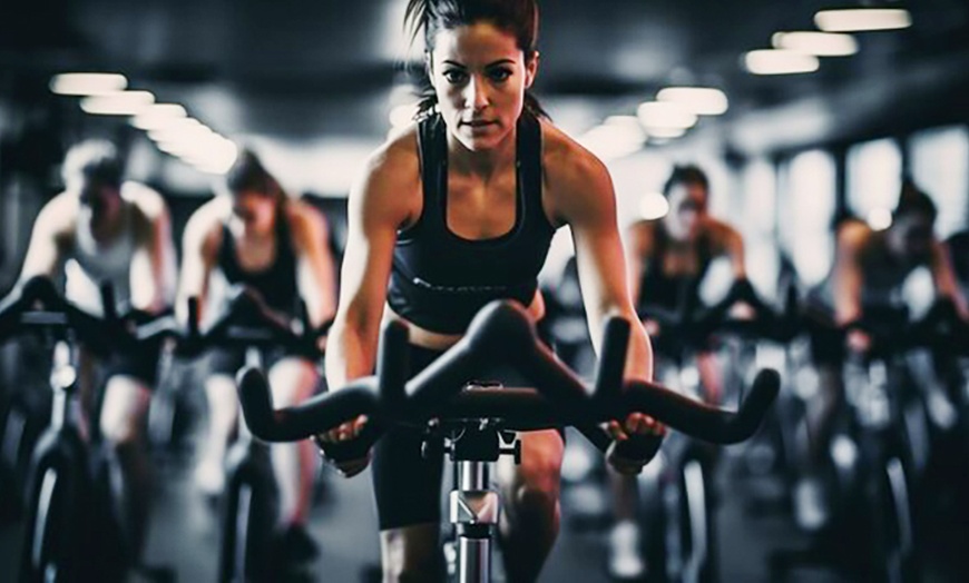 Image 1: Krachtige groepslessen voor een energiek en fit leven