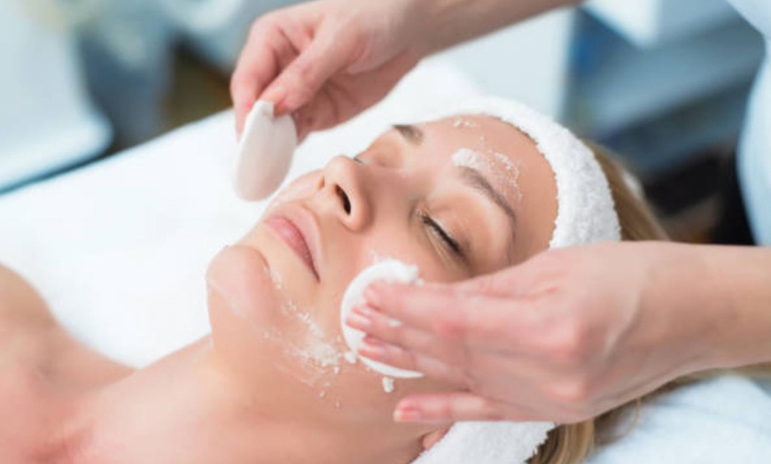 Image 11: Limpieza facial express, profunda o rejuvenecedora con serum y masaje