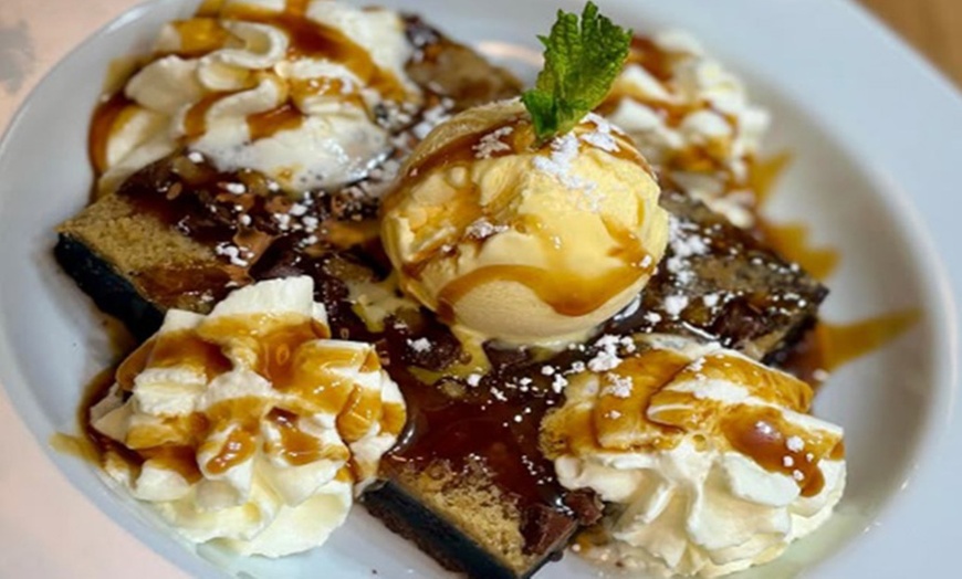 Image 10: Menú para 2 o 4 con entrantes, principales, postres y bebidas