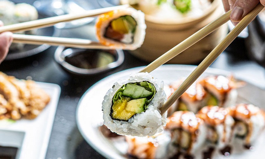 Image 12: Menú japonés para 2 o 4 personas con opciones clásicas o gourmet