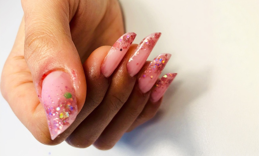 Image 3: Winter-Nägel für Zwei: klassische Maniküre mit Shellack & Handcreme