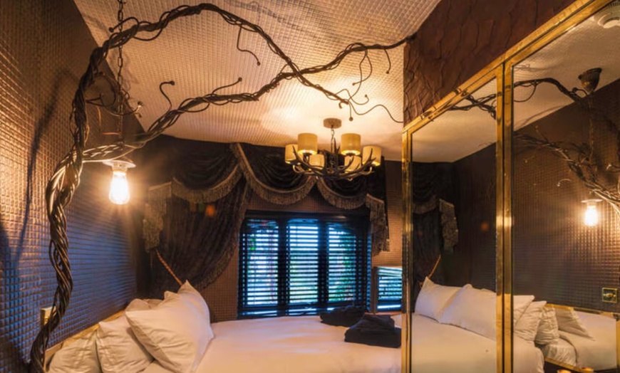 Image 25: Oxfordshire: An Overnight 5* Stay w/ Dinner and Champagne 