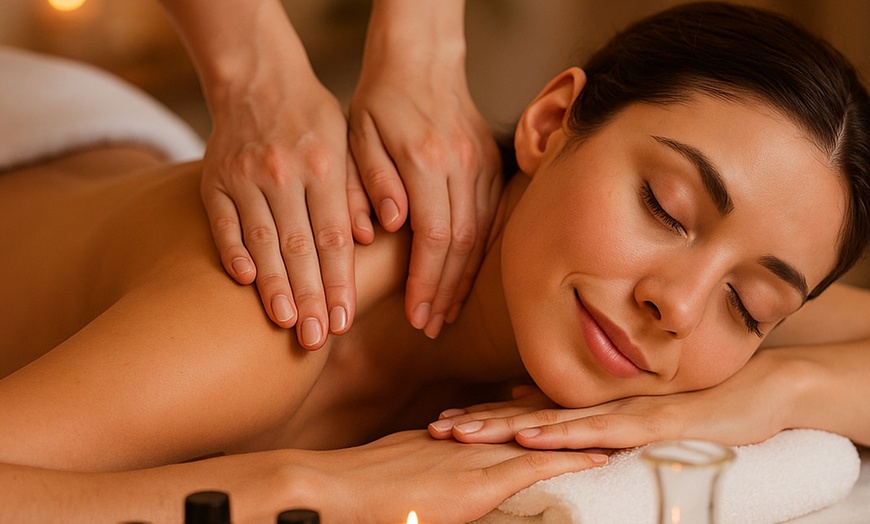 Image 2: 1 o 3 sesiones de masaje relajante o drenante de 30 o 60 minutos