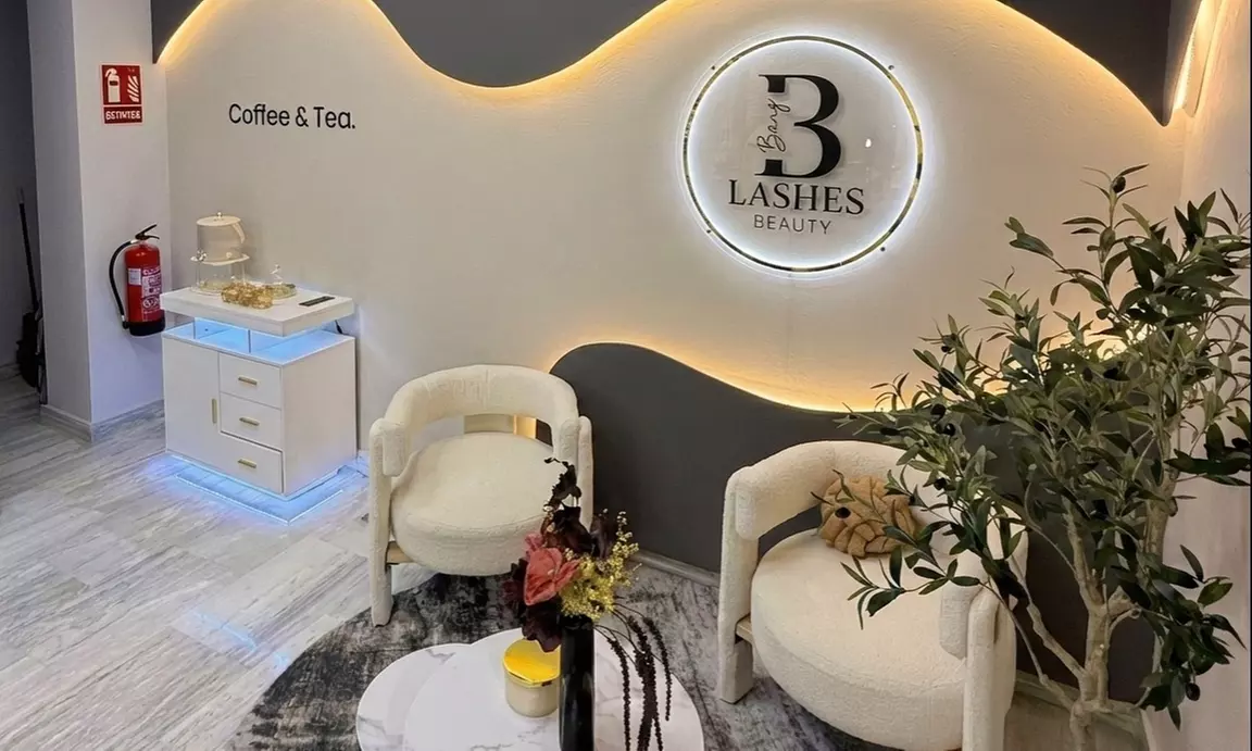 Sesión de peluquería con opciones de corte, tinte y mechas contorno