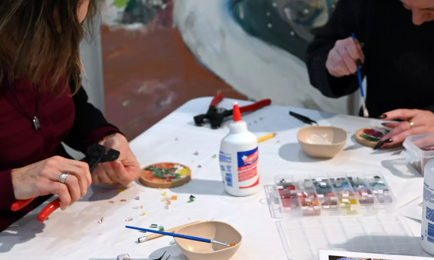 Taller de posavasos de mosaico en galería de arte en Madrid centro