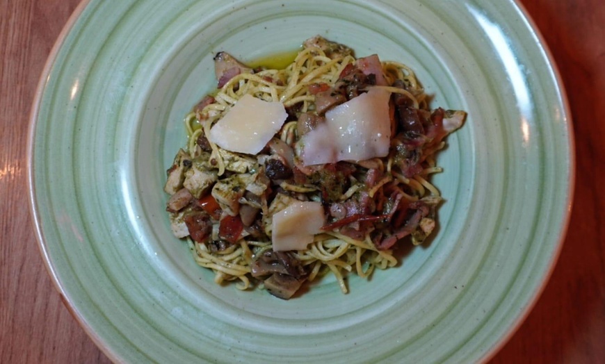 Image 11: Menú italiano con entrantes, principales, postres y bebidas 