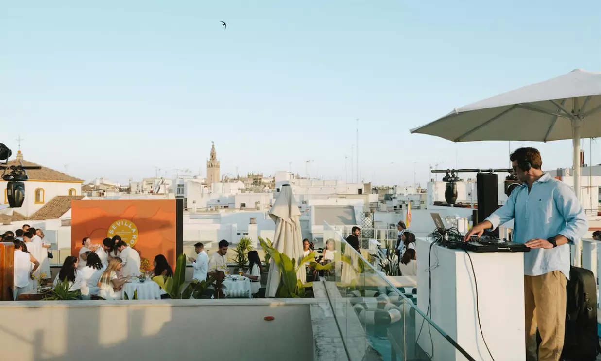 Experiencia VIP en Rooftop Scalpers con vistas a la Magdalena