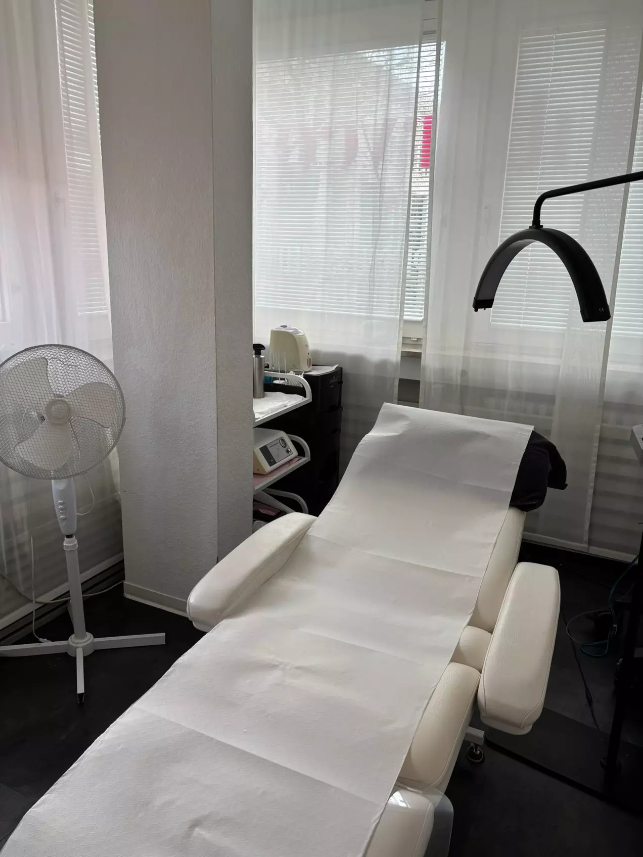 Light-Volumen oder Full-Volumen-Wimpernverlängerung für 1 Person