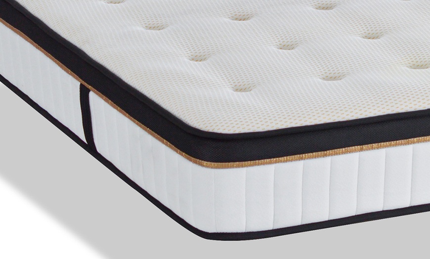 Image 4: Lit coffre Giulia en velours beige, Maison Aubertin