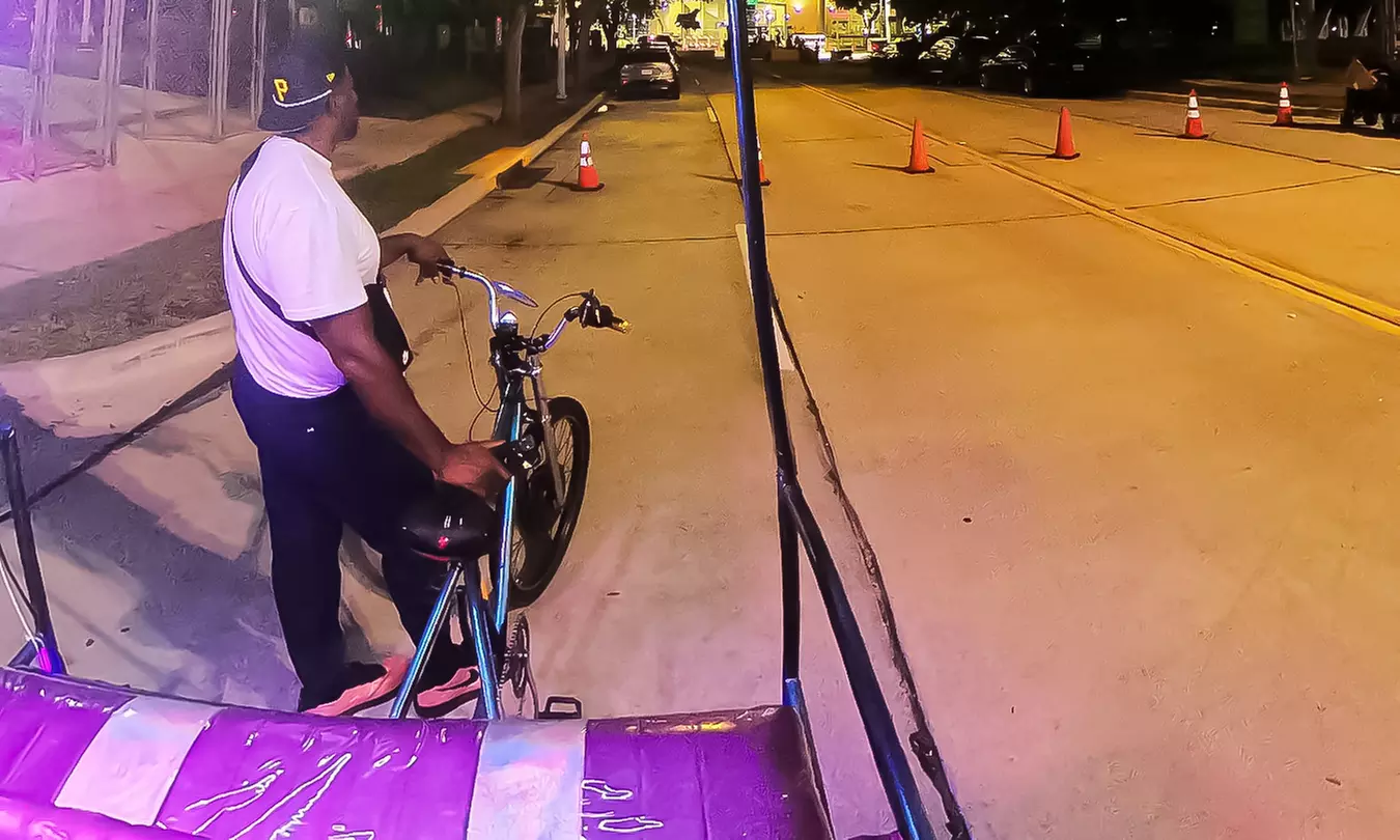 60 or 120-Min Pedicab Mural, Landmark or Hidden Gems Tour for Up to 4