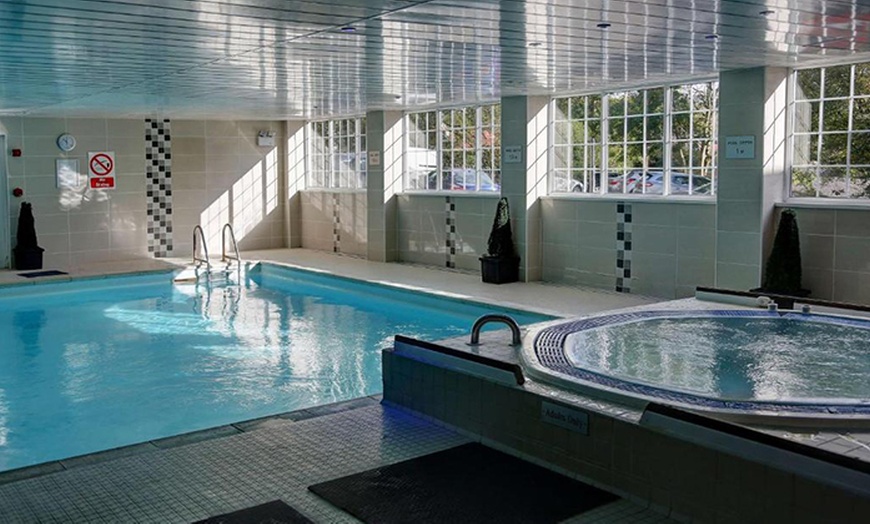 Image 2: Manchester: Stay for 2 with Breakfast, Late Checkout & More 