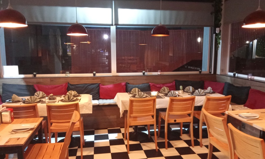 Image 3: Menú mediterráneo para 2 o 4 personas con postre y bebida