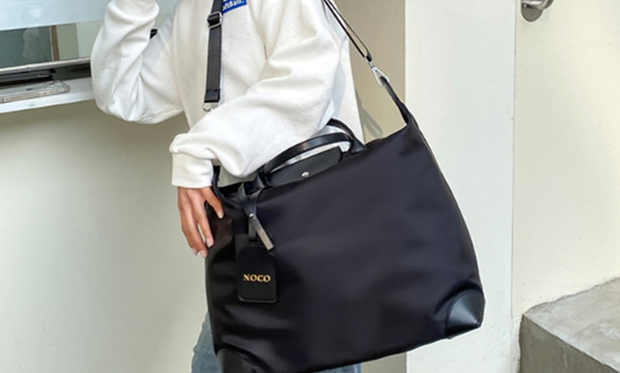 Image 8: Water-resistant Large Tote Bag with Zip Closure and Trolley Sleeve