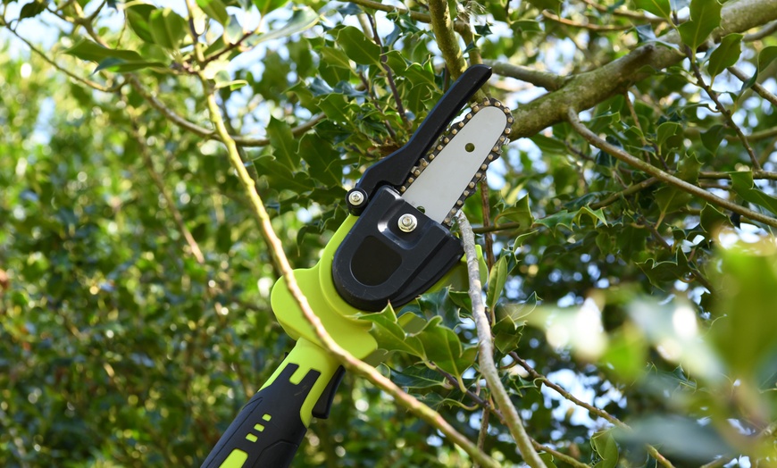 Image 4: Garden Gear Telescopic Chainsaw with Optional Spare Battery