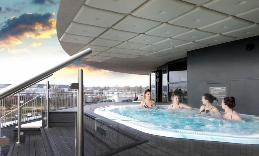 Image 4: Surrey: Trackside 4* Spa break with Breakfast, Dinner, Prosecco & Spa 