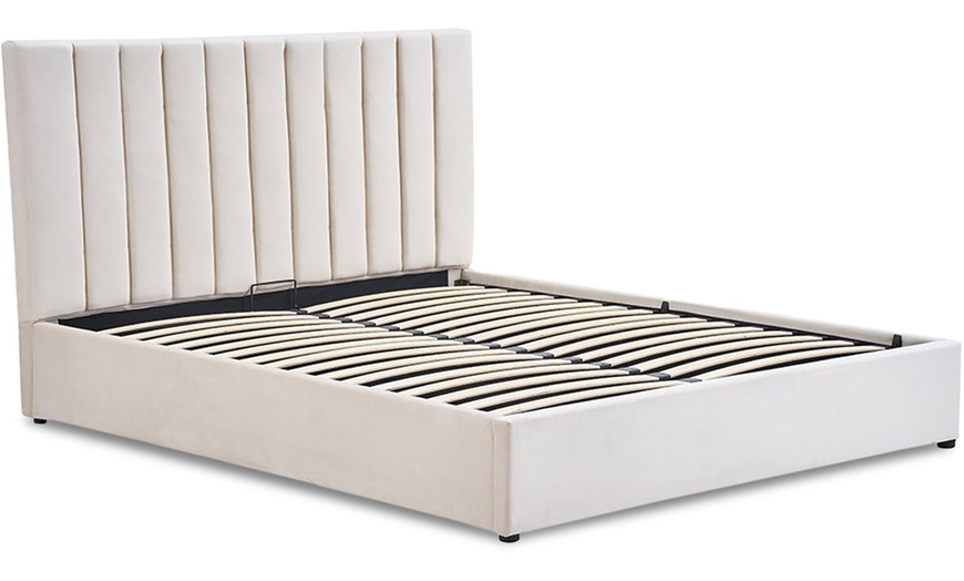 Image 6: Lit coffre Giulia en velours beige, Maison Aubertin