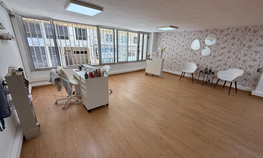 Image 12: Manicura y/o pedicura o primera puesta de uñas con soft gel