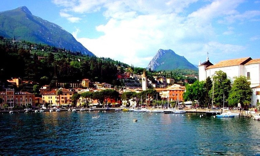 Image 1: Lago di Garda 3*: fino a 2 notti con colazione, Spa e massaggio