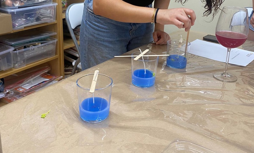 Image 4: Crea tu propia vela con vino o cerveza y tapas para 1 o 2 personas 