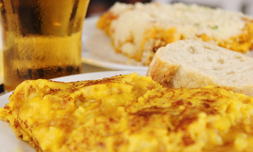Image 11: Tapeo que te veo: croquetas, tortilla y bebidas para 2 personas