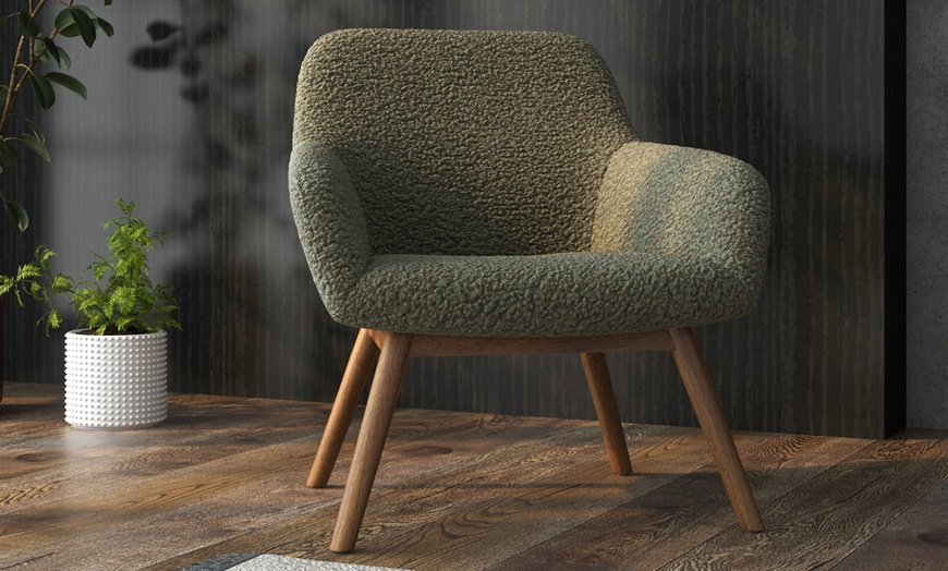 Image 1: Poltrona scandinava con gambe in legno massello Doosense