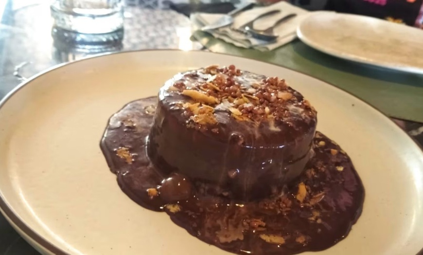 Image 14: Menú fusión para 2 o 4 personas con postre y opción a botella de vino