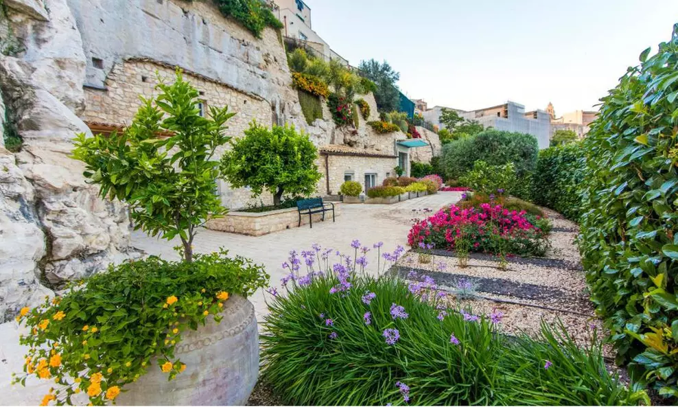 Ragusa 4*: camera Classic con colazione, drink e massaggio per 2