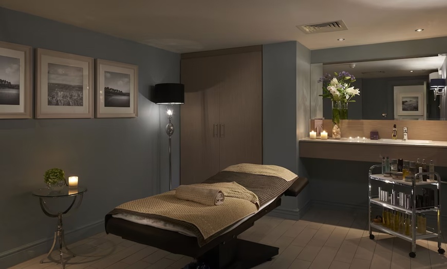 Image 4: Northumberland: 1 Night Stay w/Breakfast, Dining Credit, and Late C/O