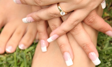 3 o 5 manicure e pedicure con smalto semipermanente al salone Curlante Parrucchieri (sconto fino a 70%)