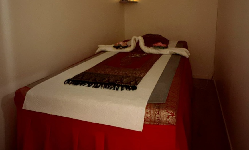Image 6: Massage thaï : tradition ancestrale pour relâcher tensions et fatigue