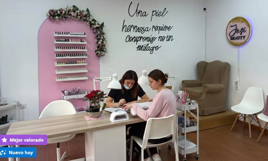 Image 2: Manicura, pedicura o ambas con esmaltado clásico o semipermanente