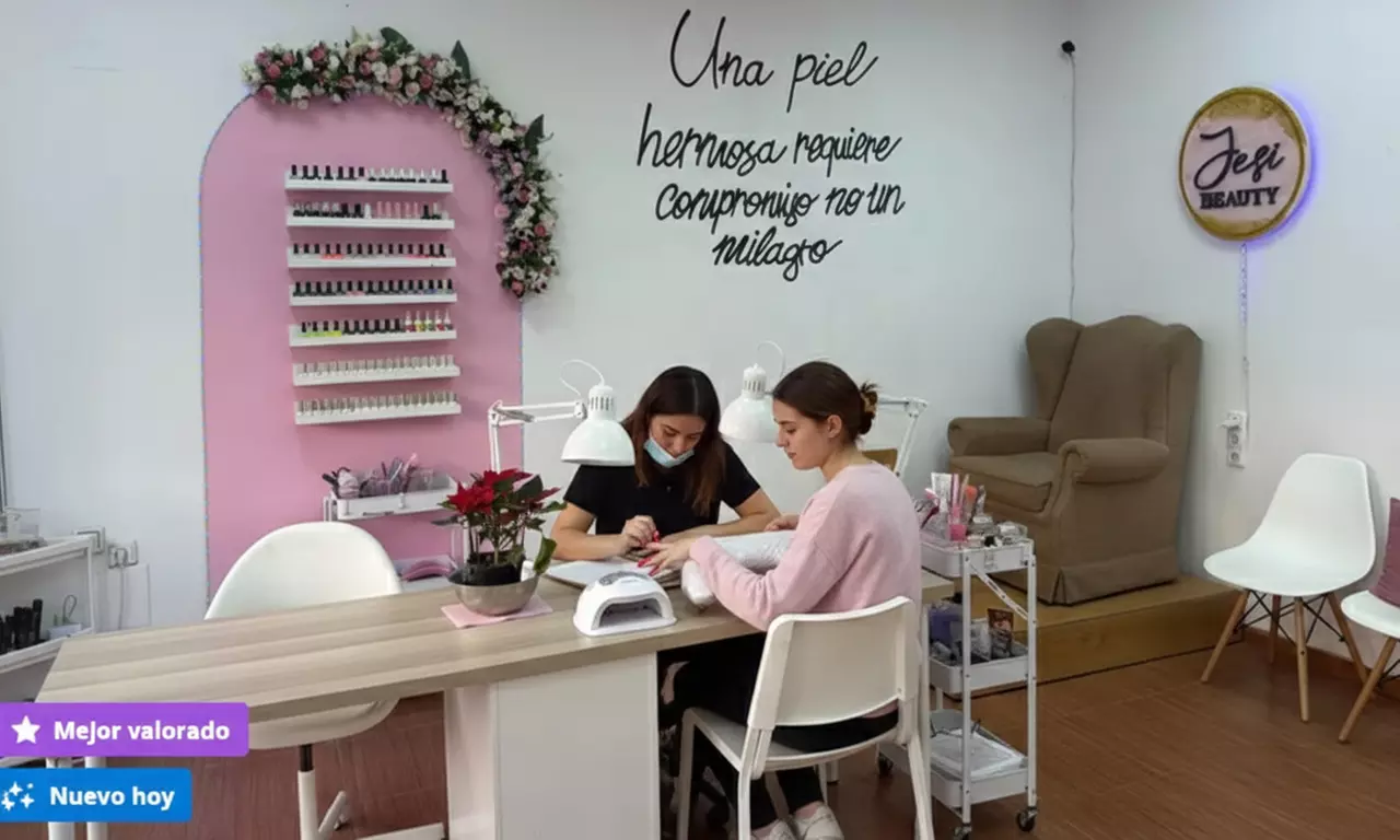 Manicura, pedicura o ambas con esmaltado clásico o semipermanente