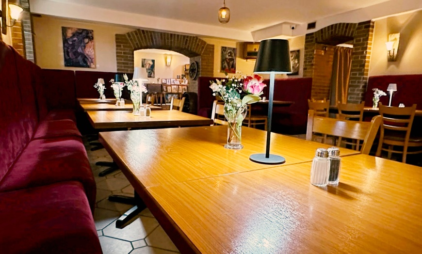 Image 2: Mediterranes 2-Gänge-Menü mit Tapasplatte für 2 oder 4 Personen