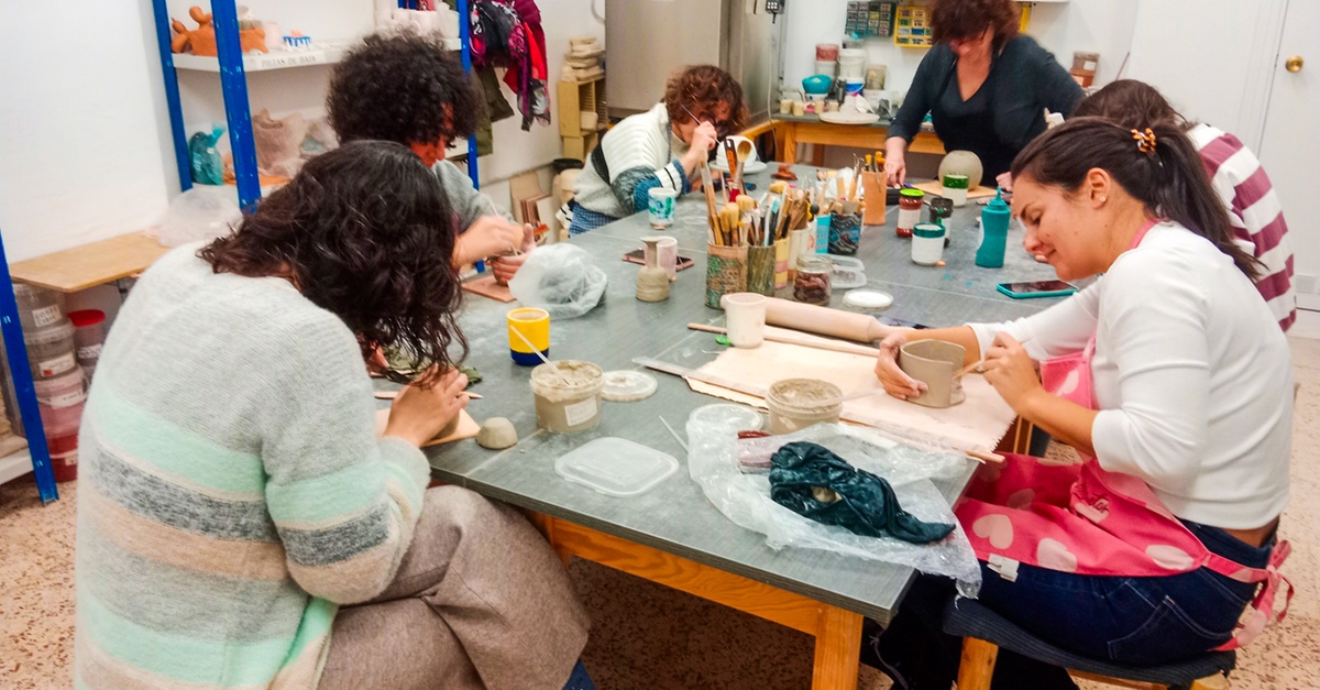 Taller grupal de cerámica de 2 horas con bebida incluida en Málaga