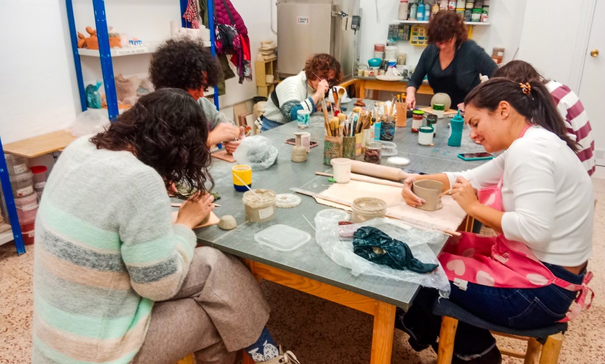 Image 1: Taller de cerámica de 2 horas con bebida incluida para 1 o 2 personas