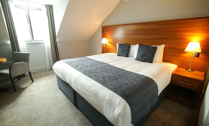 Image 8: Hampshire: 4* Superior Double or Twin Room Stay with Breakfast