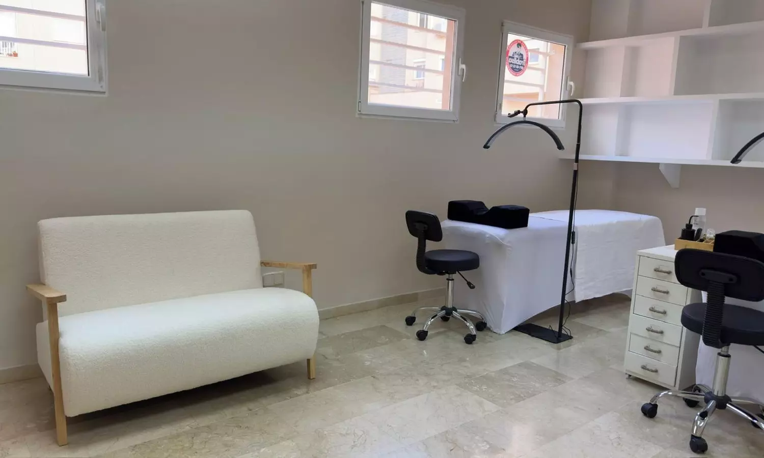 Sesión de manicura, pedicura o ambas con diseño especial en una uña