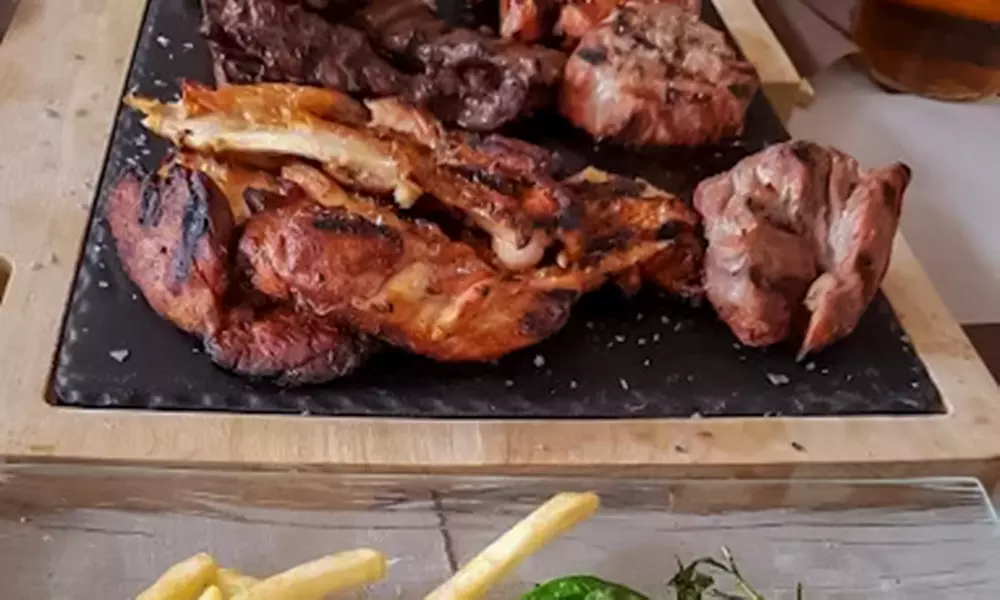 Parrillada para 2 o 4: aperitivo, entrantes, postres, bebida y vino