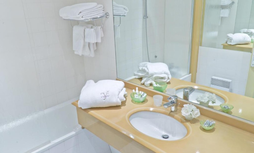 Image 12: Cognac : chambre supérieure, deluxe ou suite avec pdj et spa en option