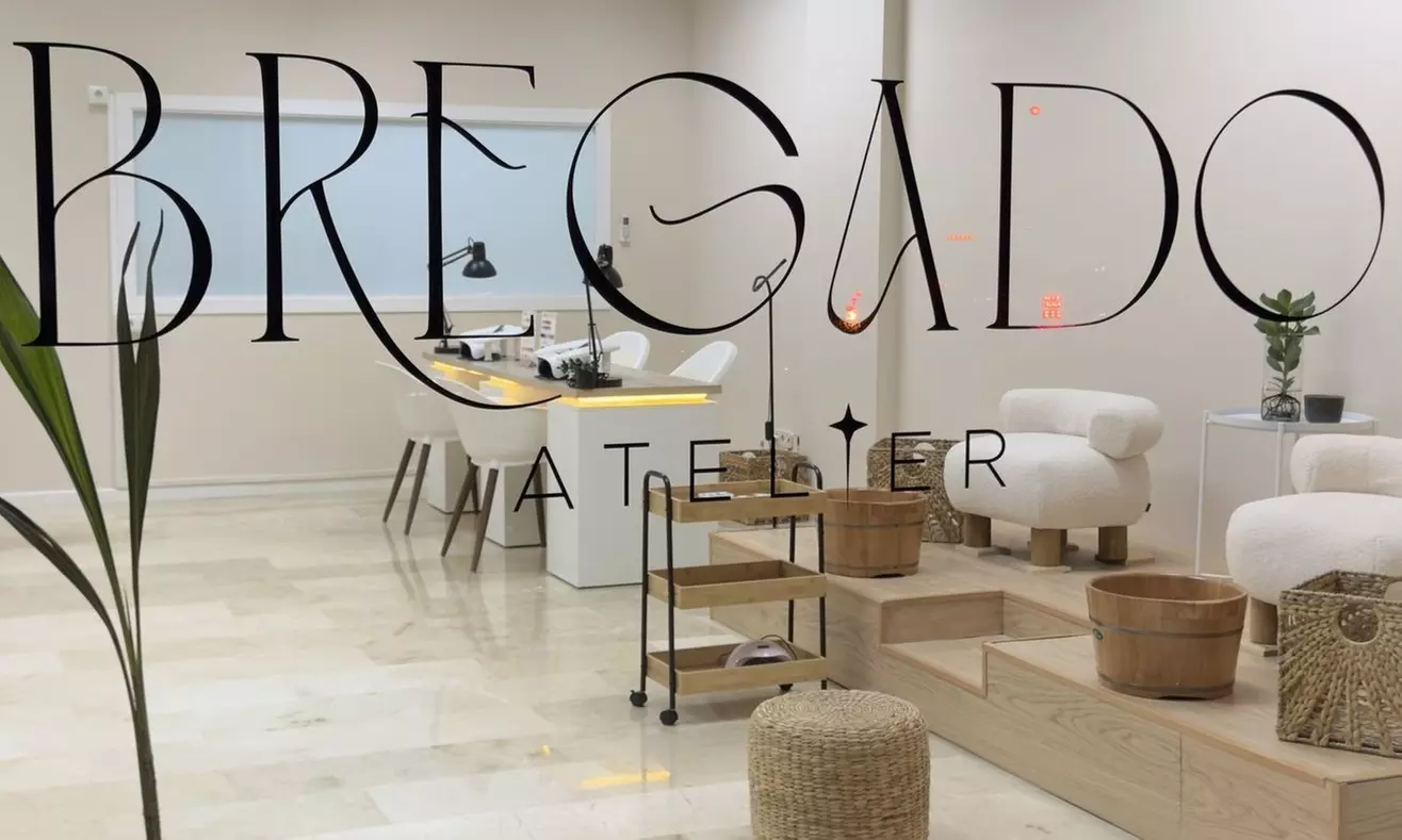 Sesión de manicura, pedicura o ambas con diseño especial en una uña